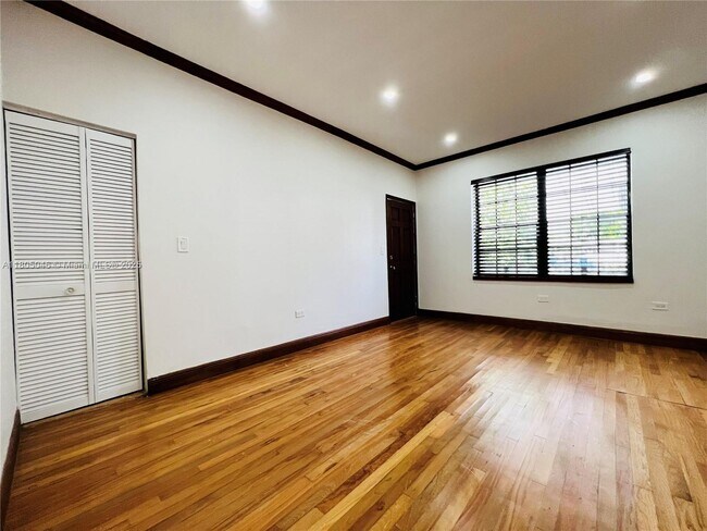 Building Photo - 1470 Lincoln Terrace