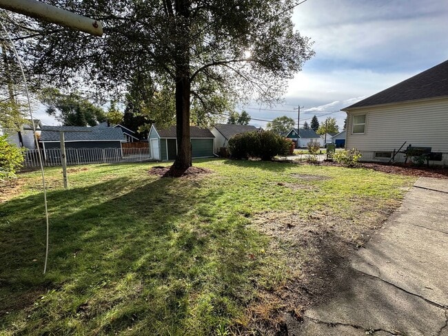 Building Photo - Wonderful 2+ Bedroom 1 Bath Shadle Area Home