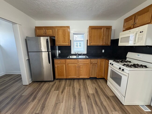 Building Photo - Spacious 4 Bedroom home