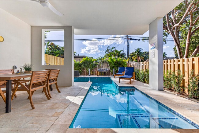 Building Photo - 1121 NE 17th Ave