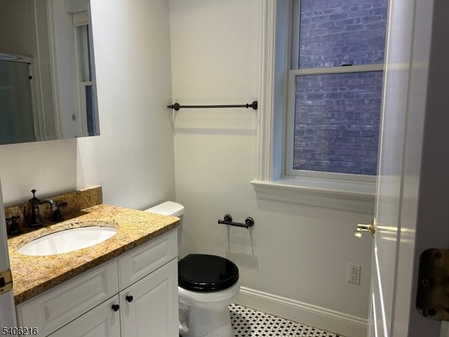 Building Photo - 94 Walnut St