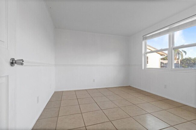 Building Photo - 3327 Garfield Dr