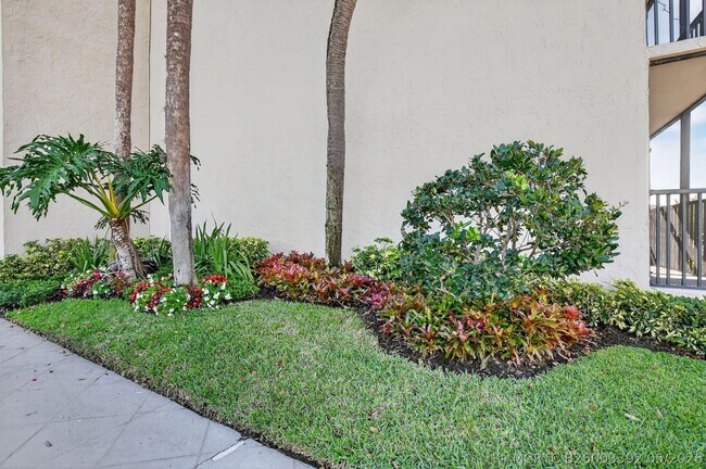 Building Photo - 8 Royal Palm Way