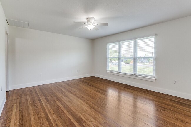 Building Photo - Charming 2-Bedroom Home with Updated Kitch...
