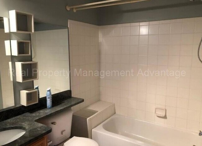 Building Photo - Spacious 2 Bed Condo with Attached Garage