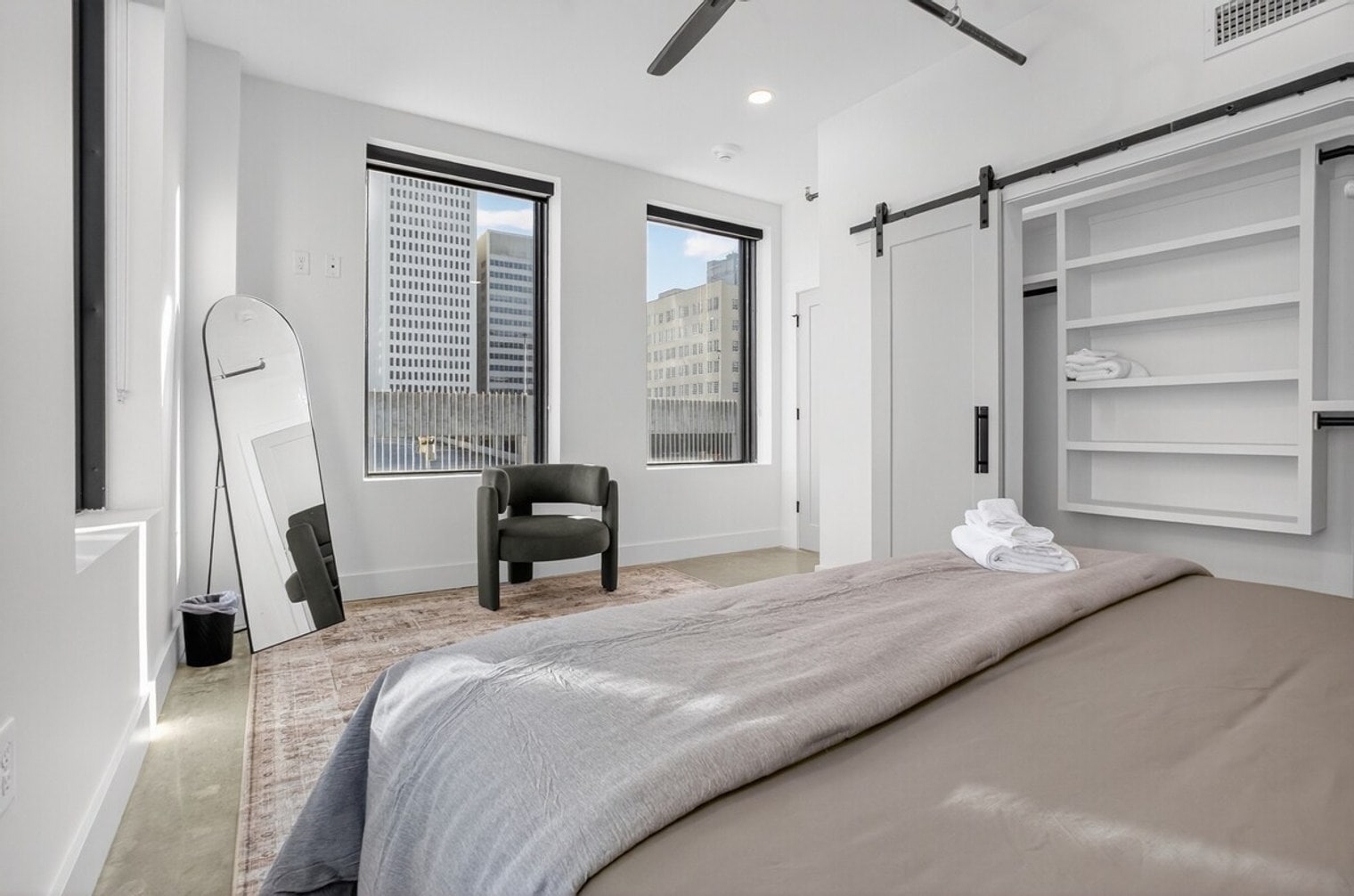 Building Photo - 100 W 5th St