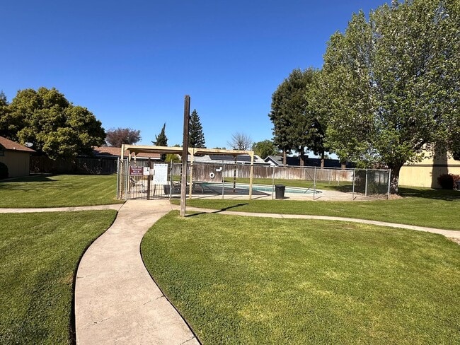 Building Photo - SE Visalia condo coming soon!