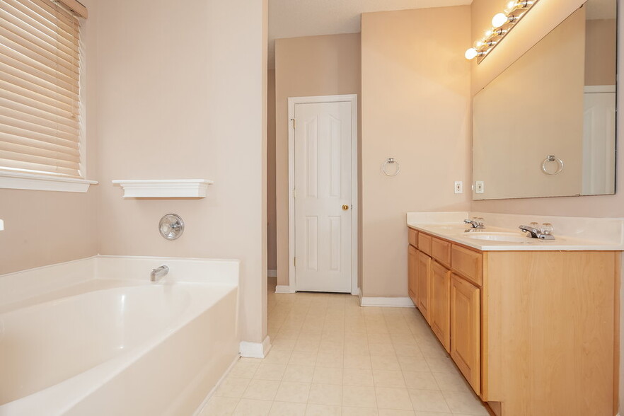 Building Photo - 12330 Summer Creek Ln