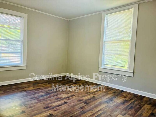 Building Photo - 321 N Poplar St