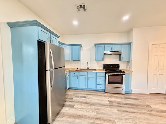 Building Photo - 1005 S Quincy Ave