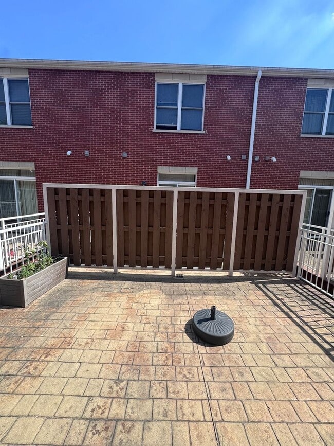Building Photo - 2 Bed 2.5 Bath In Oak Park Available!