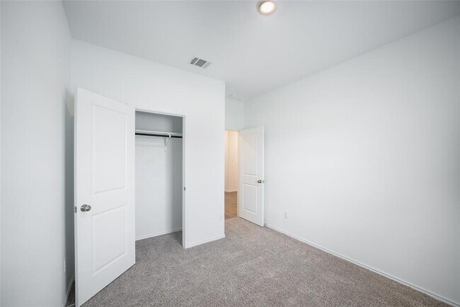 Building Photo - 117 Prairie Dog Town Dr