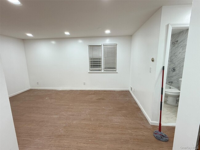 Primary Photo - 733 Warwick St