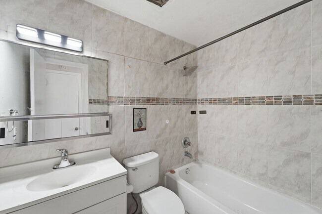 Building Photo - Modern & Spacious 2-Bedroom Apartment in Serene Oakridge Orlando