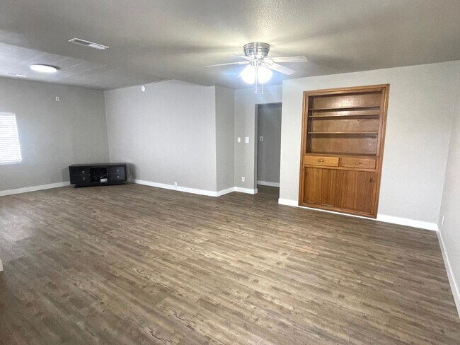 Building Photo - Completely Remodeled Single-Family Home for Rent in Kennewick, WA!