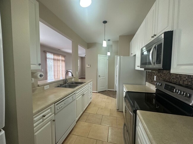 Building Photo - Beautiful townhouse style condo in Ridgely Manor - App Pending!