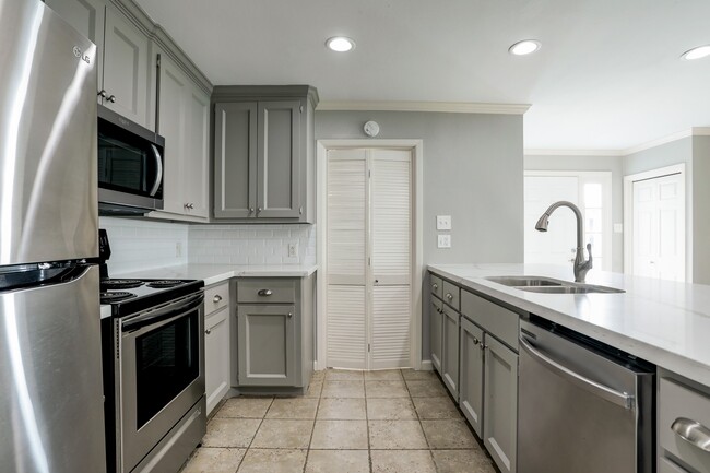 Building Photo - 9814 Airway Ln