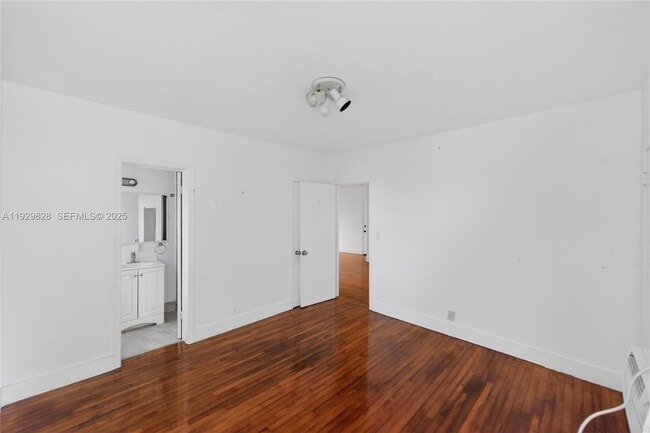 Building Photo - 993 Bay Dr