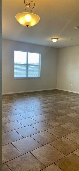 Building Photo - 3 Bedroom / 2.5 Bath / 2 Car Garage Townho...