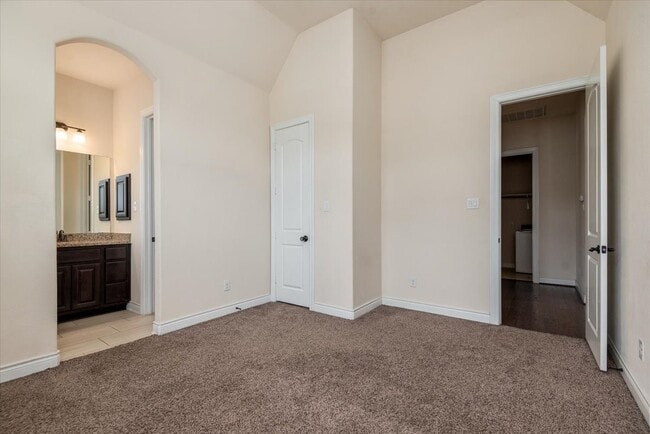 Building Photo - 23034 Creek Park Dr