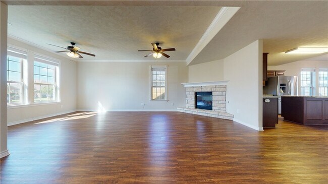 Building Photo - 923 Emerald Dove Ave