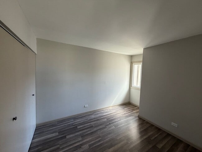 Building Photo - Welcome home to this beautifully maintained two-story townhome nestled on a quiet cul-de-sac in G...