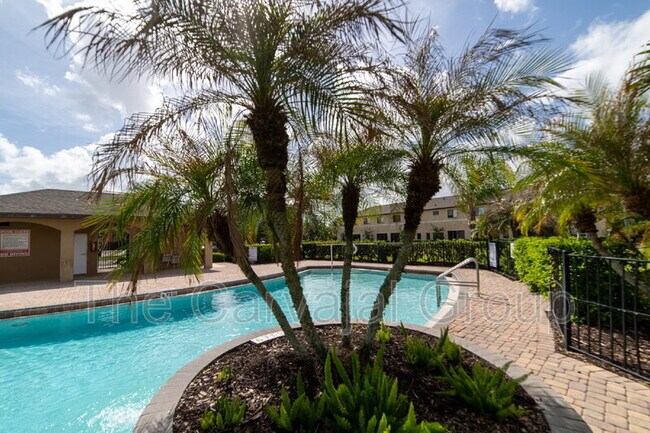 Building Photo - 2210 Seven Oaks Dr