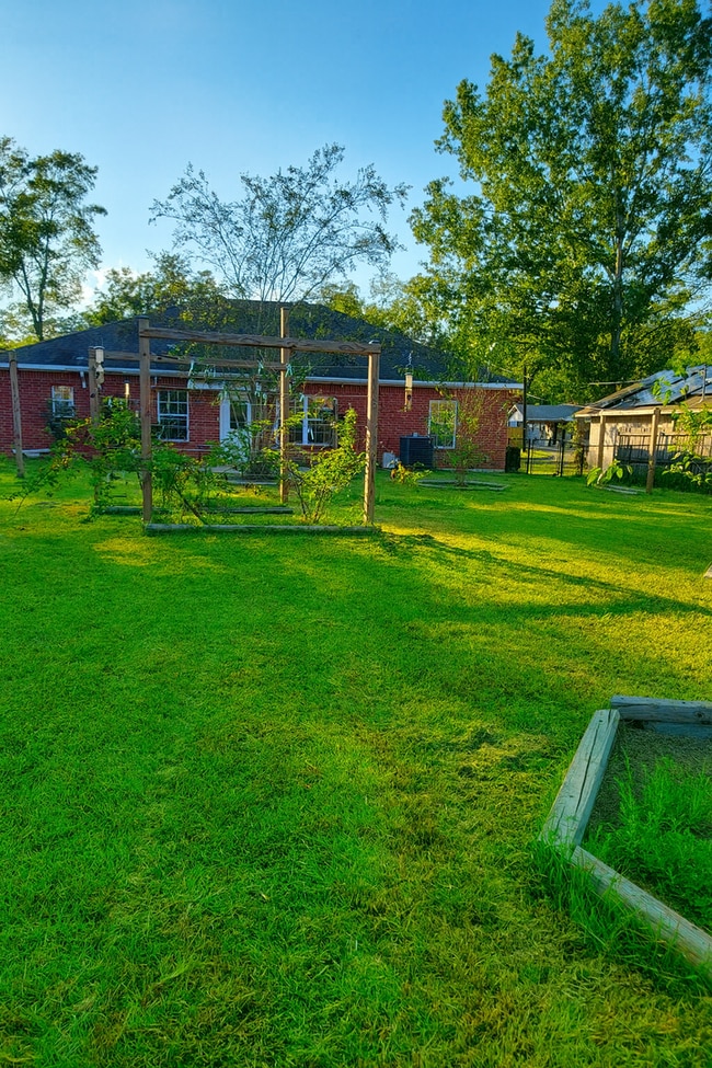 Building Photo - Must see 3 bedroom 2 bath!