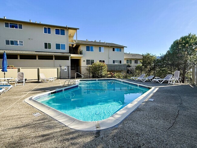 Building Photo - 4 bed, 2.5 bath top floor corner unit cond...