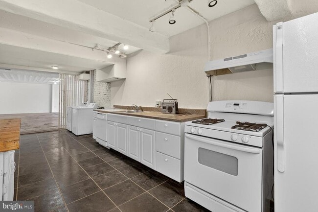 Building Photo - 2512 E Lehigh Ave