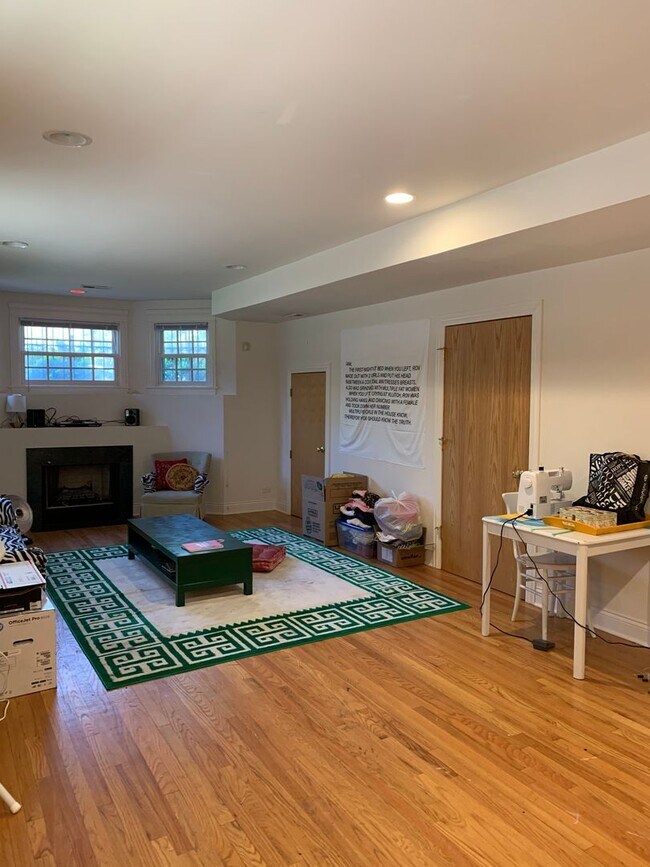 Building Photo - Very Spacious 5 BR/3 BA Duplex in Lincoln ...