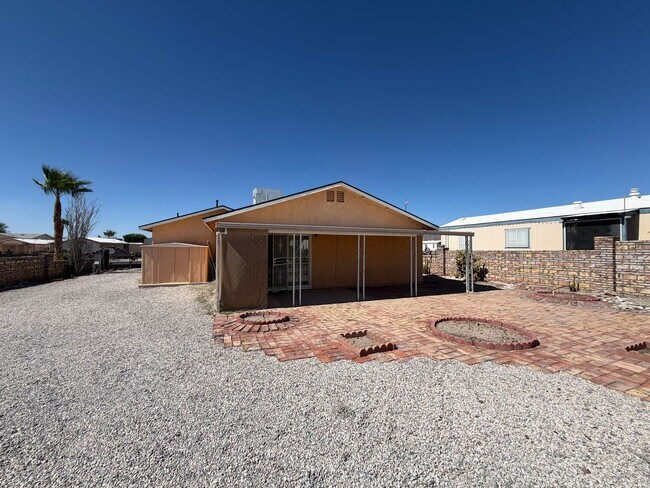 Building Photo - RV PARKING!!