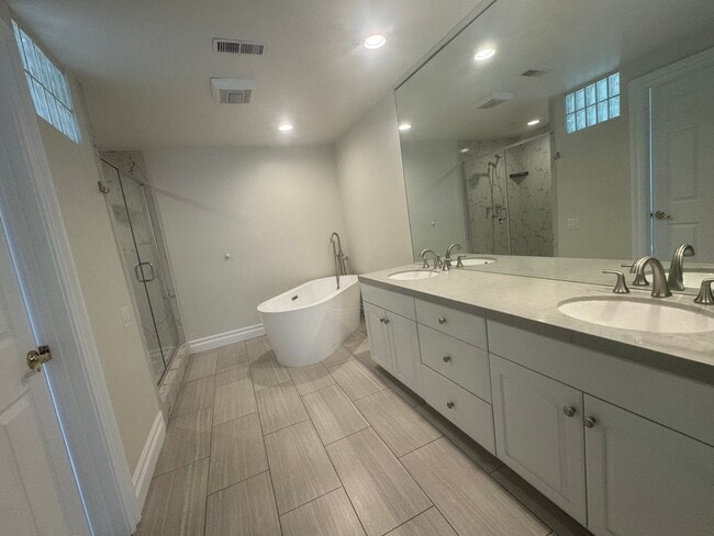 Building Photo - Resort Living in Mission Viejo! Beautiful,...