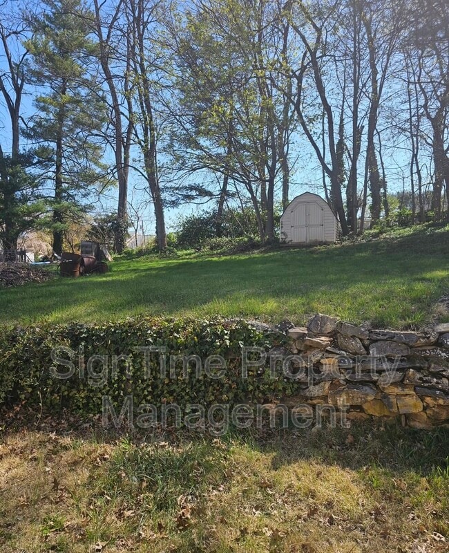 Building Photo - 10907 Lincoln Ave