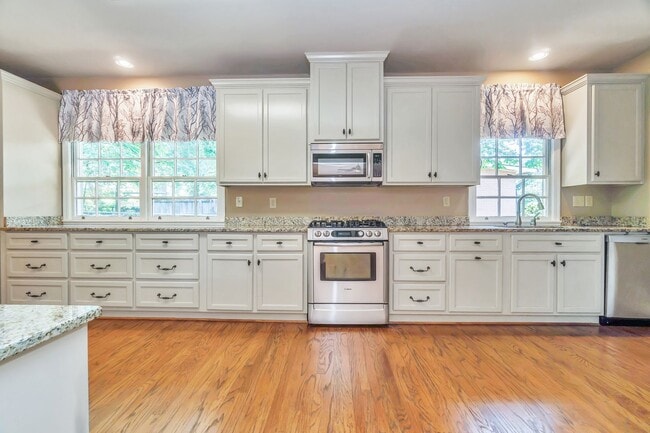 Building Photo - ** 3 bed 2 bath located in McGehee Estate ...