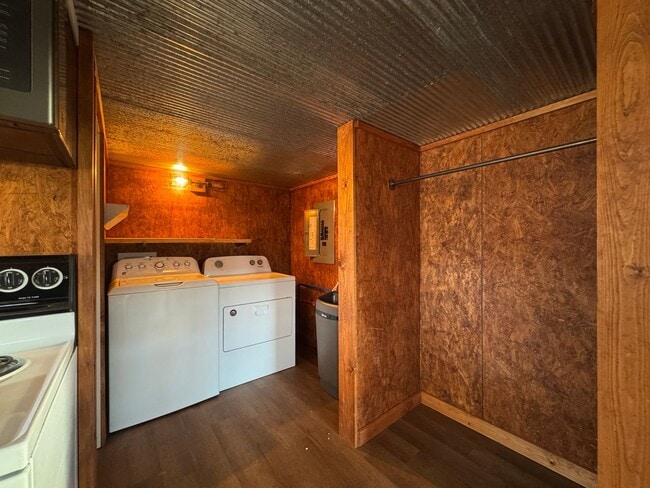 Building Photo - Half Off 1st Month's Rent ! Cozy Tiny Home...