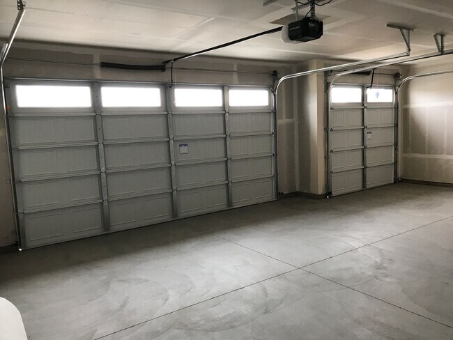 Building Photo - Spacious home in Quiet Neighborhood