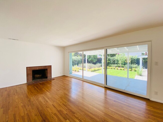 Building Photo - Delightful 3 bedroom 2½ Bathroom Single Family Home In North Hollywood Landscaped Yard