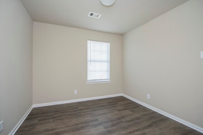 Building Photo - 2209 Onyx Ct