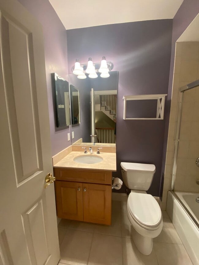 Building Photo - Spacious Townhouse Steps from Tarrytown Wa...