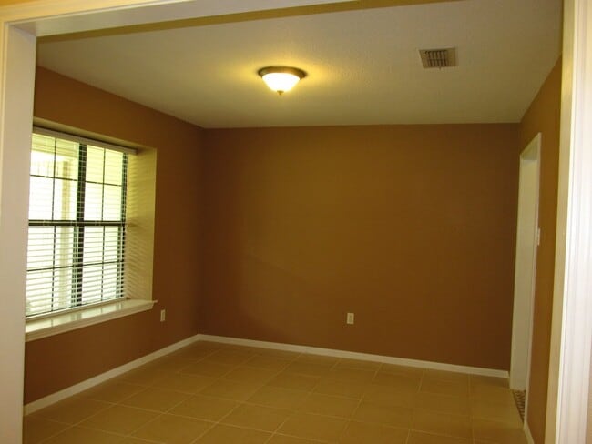 Building Photo - LARGE 4 BEDROOM NEAR LAKE