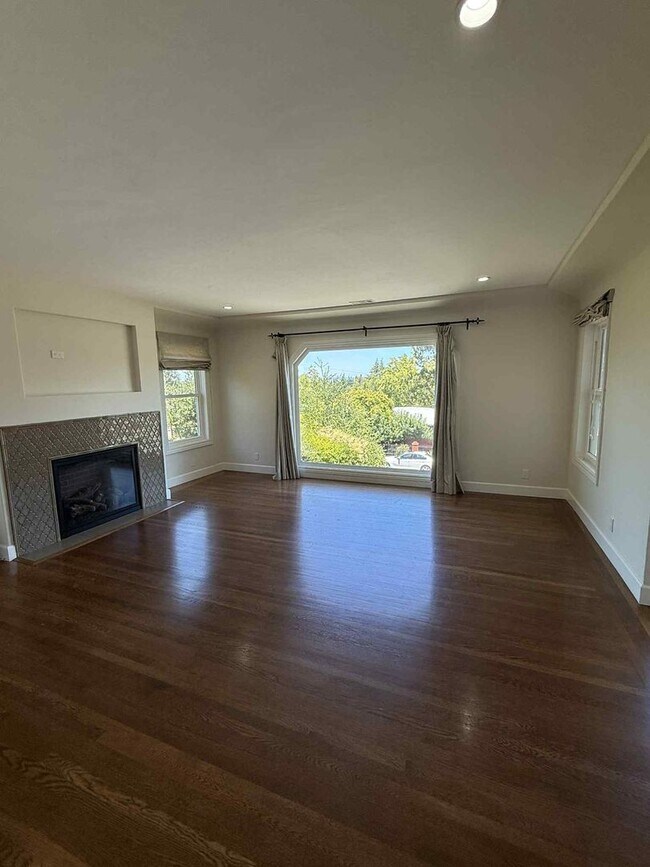 Building Photo - Redwood City Hillside Retreat – 4BR, 3BA w...