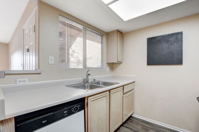 Building Photo - Charming 1 Bedroom / 1 Bathroom Condo in Gated Community!