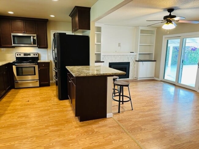 Building Photo - $2,300 First & Bullard, 3 Bedroom - E. Bro...