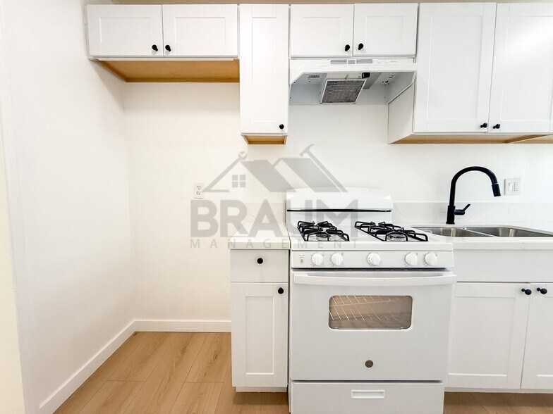 Building Photo - 7339 Woodman Ave