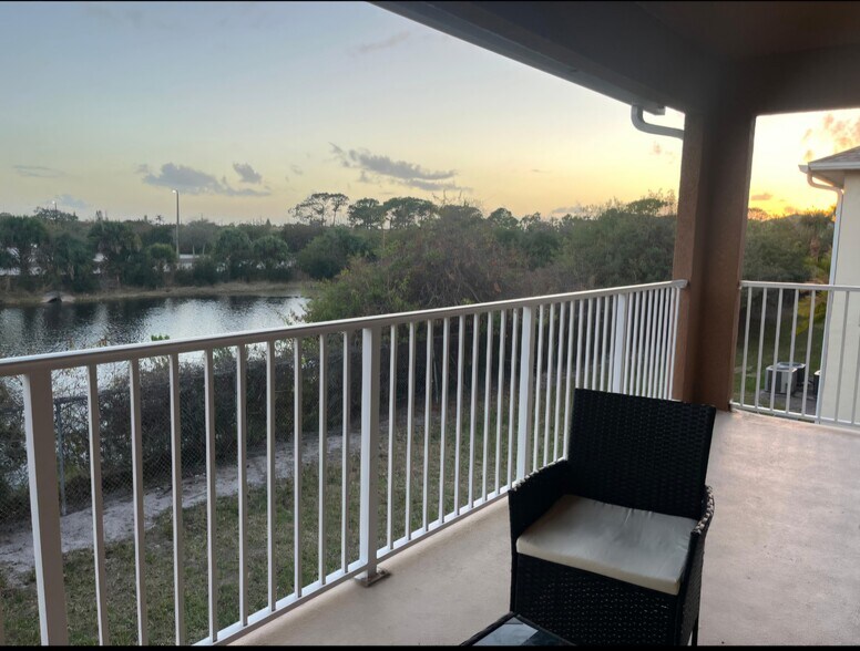 Building Photo - 1055 Venetian Dr