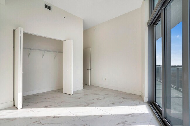 Building Photo - 2000 Metropica Wy