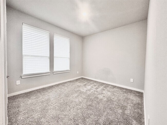 Building Photo - 14273 Lake Lodge Dr