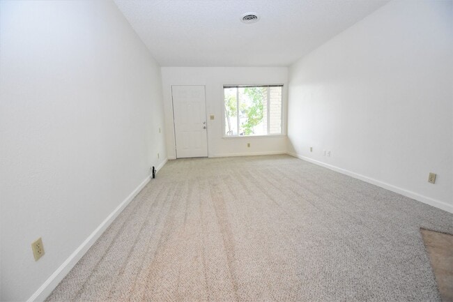 Building Photo - 3846-3846 Westporter Dr