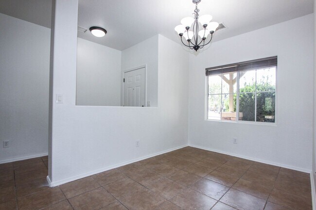 Building Photo - Spacious 3 Bedroom Quailwood Home